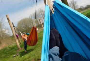 Huur een hangmat en picknick langs de Abeek